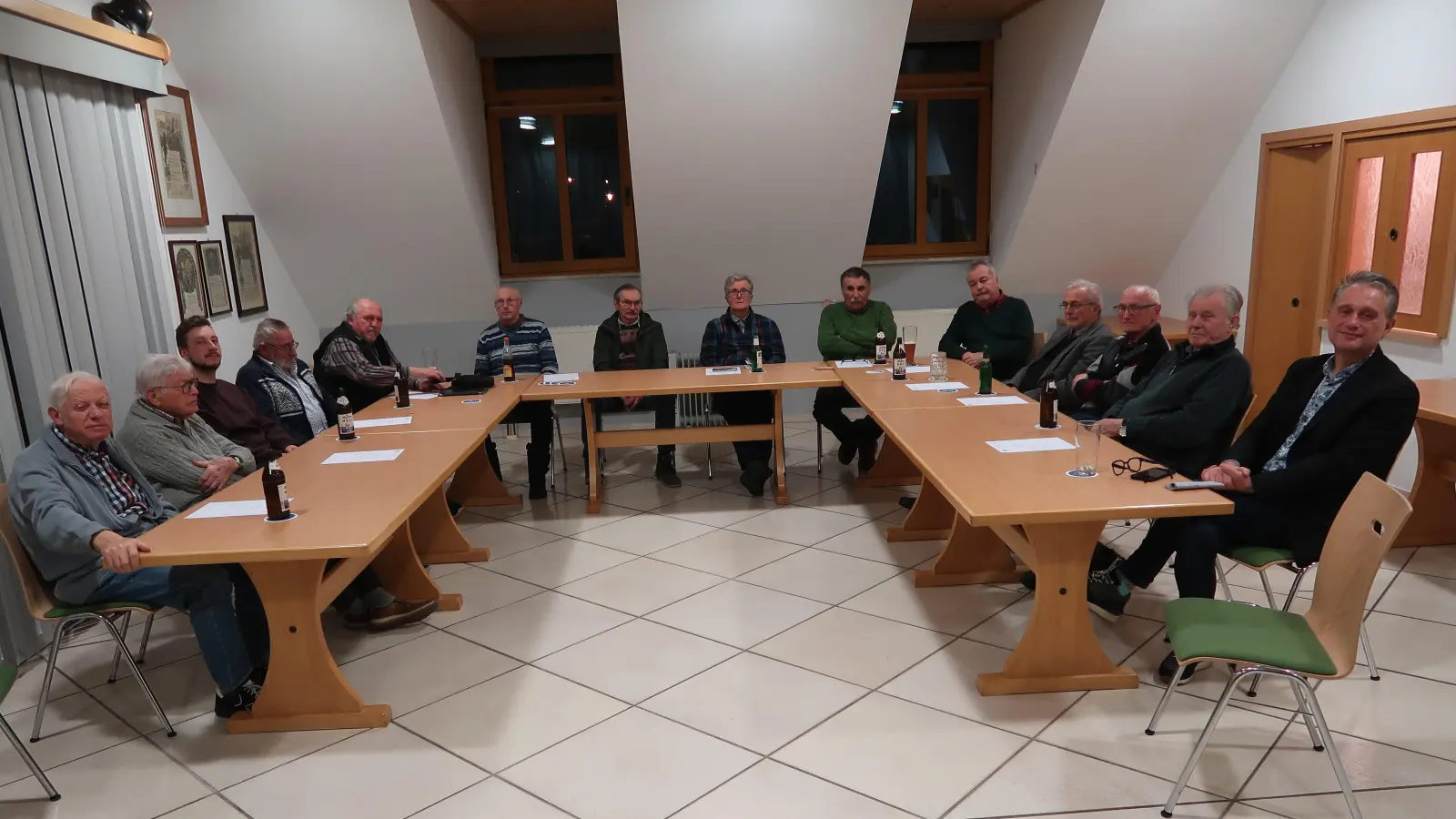 Sänger des Gesangverein Traßlberg u.U. mit Bürgermeister Hermann Böhm (rechts). (Bild: Leonhard Donhauser)