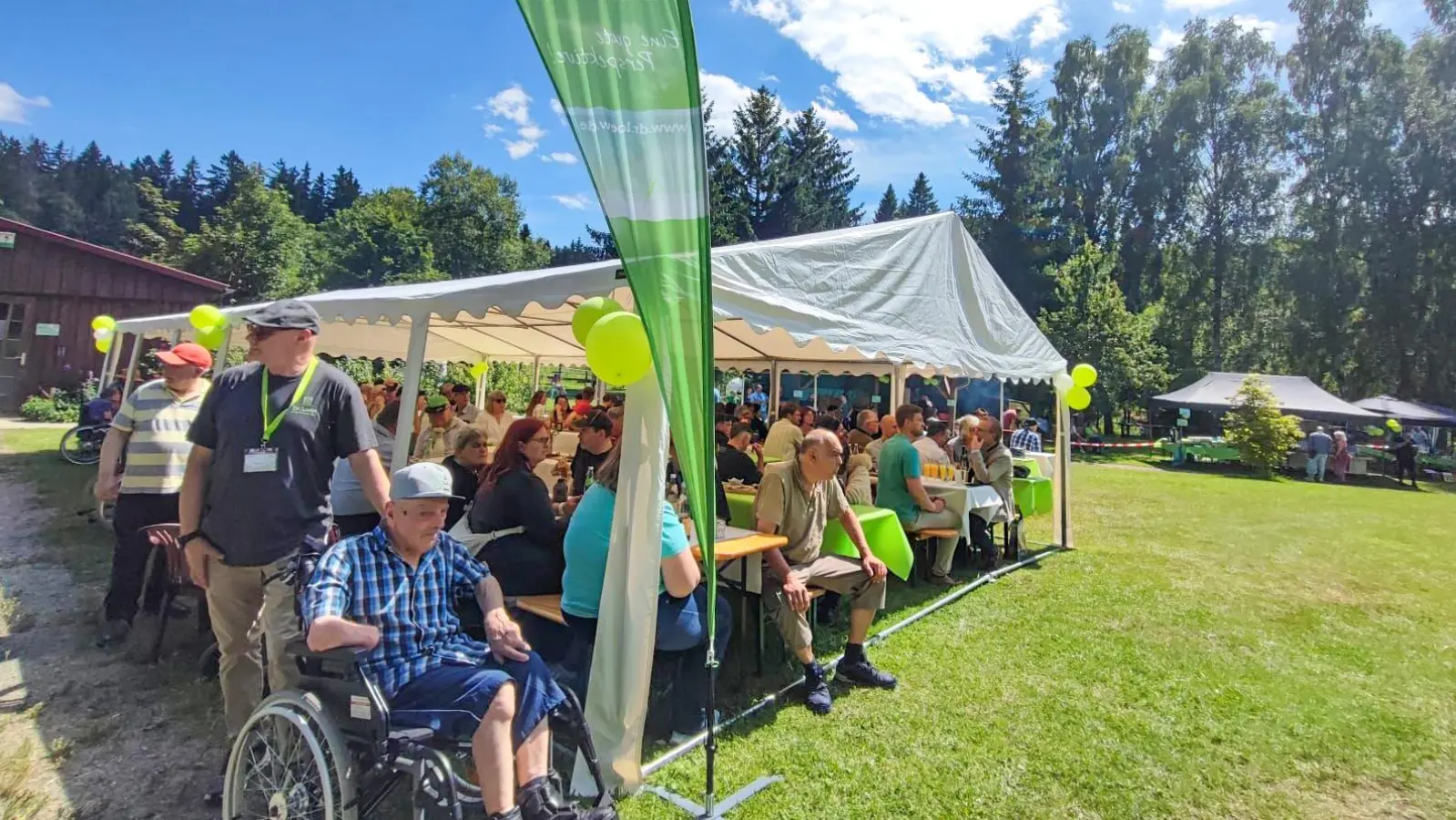 Über 300 Gäste besuchten bei strahlendem Sonnenschein die Jubiläumsfeier bei Dr. Loew in Weiding (Bild: Andre Spachtholz)