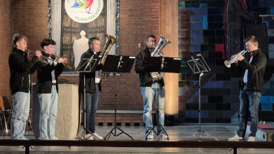 Die Dießfurter Schlossbläser in Aktion (von rechts Bastian Schreml, Stefan Bodenmeier, Matthias Götz, Stefan Schmalzl und Jonas Schreml) (Bild: Werner Schreml)