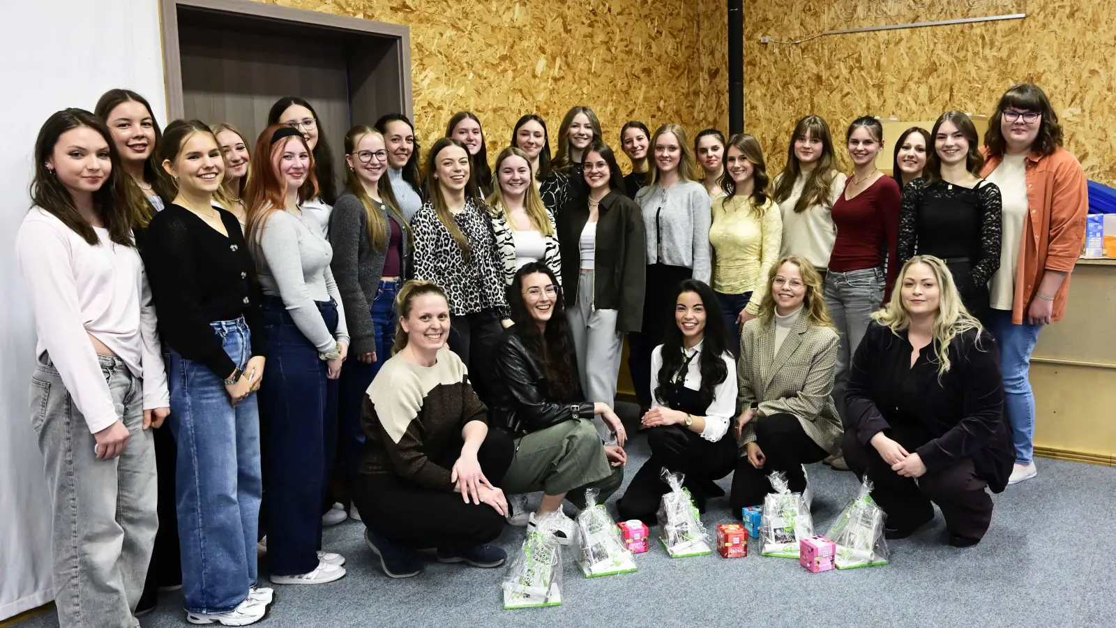 Die aktiven Tänzerinnen bedanken sich bei den Trainern. Kniend: Links Christine Grundler, Antonia Lang, Laura Saglik, Simone und Stella Welnhofer. (Bild: Michael Welnhofer)