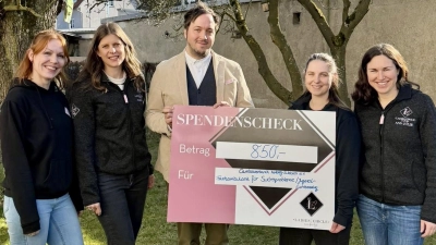 Spendenübergabe von Ladies‘ Circle Amberg Foto (von links): Jennifer und Marina (LC 85 Amberg), Benjamin Treffer (Caritas Amberg), Lisa und Ann-Julie (LC 85 Amberg). (Bild: Hubert Uschald)
