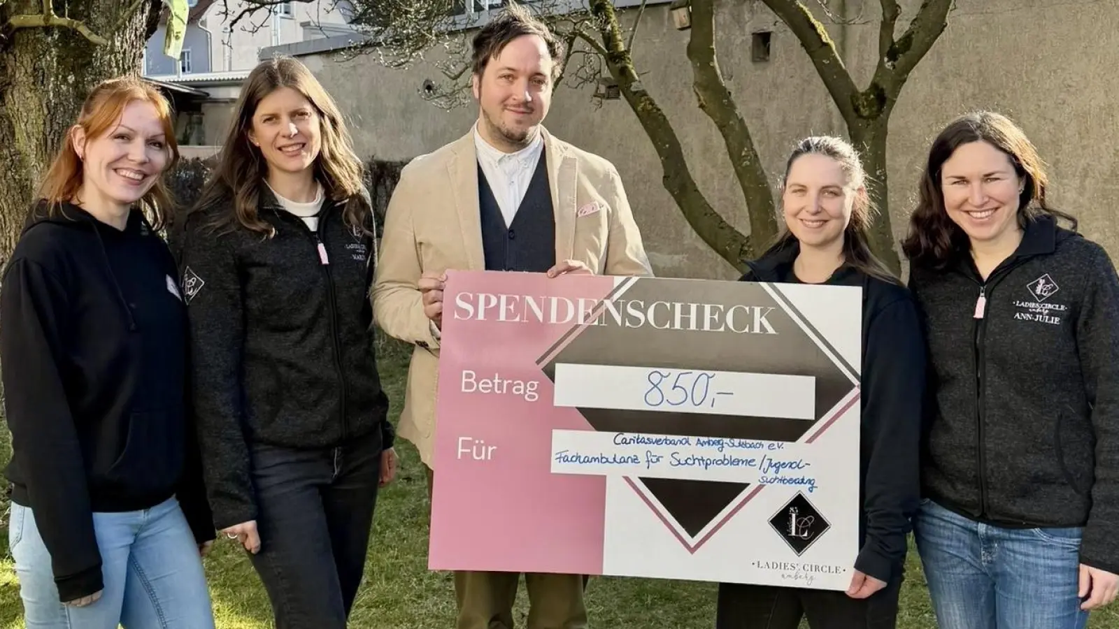 Spendenübergabe von Ladies‘ Circle Amberg Foto (von links): Jennifer und Marina (LC 85 Amberg), Benjamin Treffer (Caritas Amberg), Lisa und Ann-Julie (LC 85 Amberg). (Bild: Hubert Uschald)