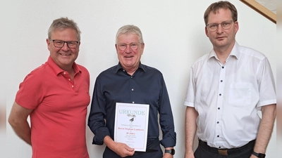 Stephan Lamberts (Mitte) wurde für seine 40-jährige Treue zum Waldsassener Kammermusikkreis mit einer Urkunde geehrt. Vorsitzender Andreas Sagstetter (rechts) und Stellvertreter Paul Zrenner (links) gratulierten. (Bild: Johannes Röttges)
