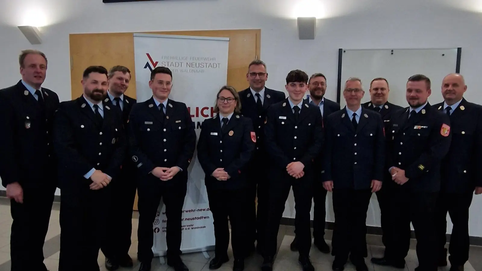 Neue Vorstandschaft (von links: Wolfgang Huber, Sebastian Giering, Martin Schmidberger, Max Schwarz, Andrea Leopold, Stefan Schmid, Luis Kreuzer, Martin Filchner, Thomas Kreuzer, Marco Spranger, Dominik Lang, Martin List.  (Bild: Rainer Konz)