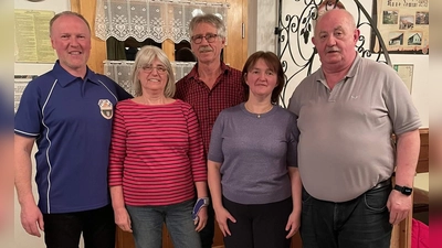 Bei der Jahreshauptversammlung wählten die „Hirschauer Wanderfreunde“ eine neue Vorstandschaft. Von links: 1. Vorstand Richard Hack, Schriftführerin Christa Kindzorra, Wanderwart Manfred Kindzorra, Kassiererin Claudia Hack und 2. Vorstand Christian Renner. (Bild: Werner Schulz)