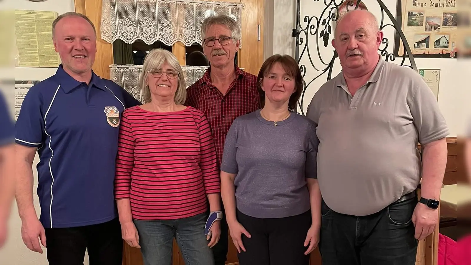 Bei der Jahreshauptversammlung wählten die „Hirschauer Wanderfreunde“ eine neue Vorstandschaft. Von links: 1. Vorstand Richard Hack, Schriftführerin Christa Kindzorra, Wanderwart Manfred Kindzorra, Kassiererin Claudia Hack und 2. Vorstand Christian Renner. (Bild: Werner Schulz)