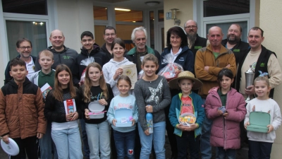Der Schützennachwuchs (vorne) mit den ersten Preisträgern. Schützenmeister Martin Krammer mit Wanderpokal, Peter Schmid, Uwe Schmidt und Bernhard Krammer (v.re.). (Bild: Ludwig Dirscherl)