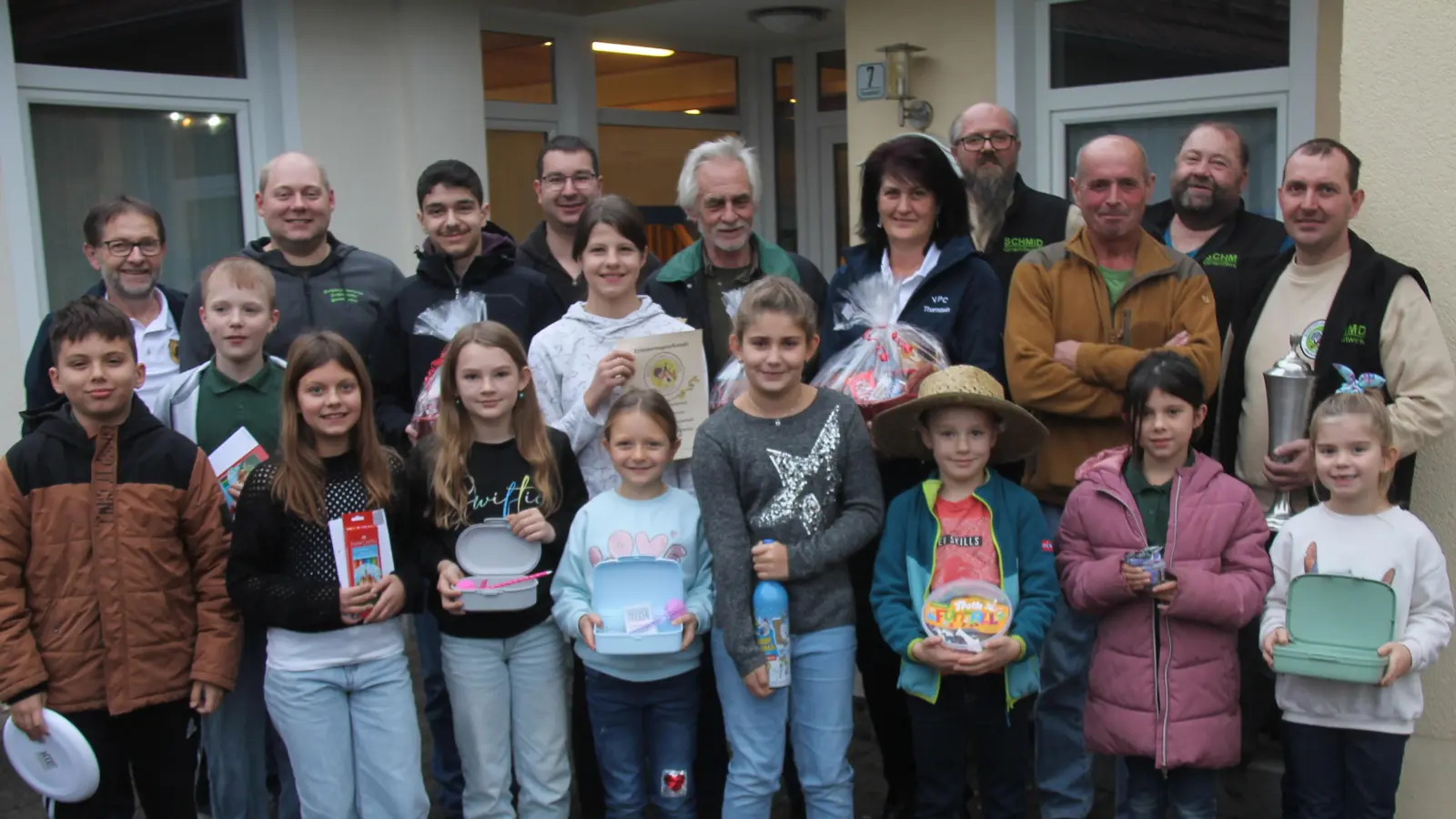 Der Schützennachwuchs (vorne) mit den ersten Preisträgern. Schützenmeister Martin Krammer mit Wanderpokal, Peter Schmid, Uwe Schmidt und Bernhard Krammer (v.re.). (Bild: Ludwig Dirscherl)