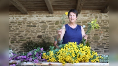 Das Foto zeigt Ulrike Gschwendter beim Binden eines Kräuterbuschens im Freilandmuseum Oberpfalz. (Bild: Eva Gröninger)