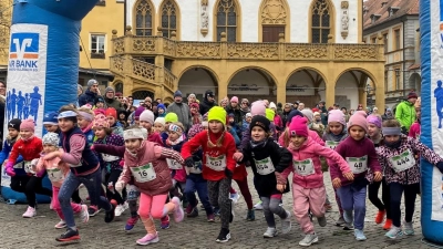 Start der Kleinsten auf die 600 Meter Strecke mit Start und Ziel auf dem Amberger Marktplatz (Bild: Alexander Hempel, CIS Amberg)