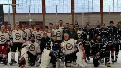 Die beiden Finalisten beim 27. Jack Bulls Cup in der Eishalle in Mitterteich (Bild: Christian Gleißner)