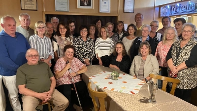 alle Teilnehmer des Klassentreffens mit Organisatorin Erika Rabenbauer (vorne rechts). (Bild: Klaus Schultes )