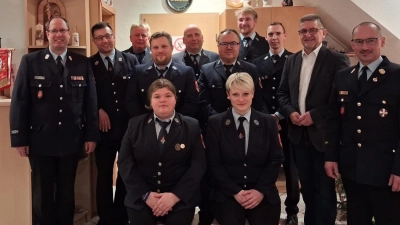 Die neue Vorstandschaft mit neuem Vorsitzenden Johannes Nickl (zweiter von links), Kreisbrandmeister Johannes Geisler (links), Kreisbrandinspektor Jürgen Wunderlich (rechts), Erstem Bürgermeister Franz Tauber (zweiter von rechts) und zweitem Vorsitzenden Johannes Hautmann (dritter von rechts). (Bild: Franz-Josef Köstler)
