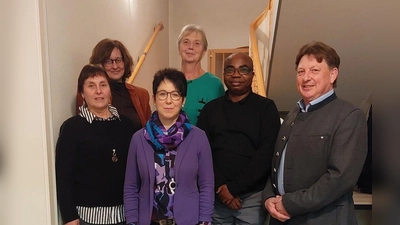 Die wiedergewählte Vorstandschaft mit Pfr. Placide und 2. Bürgermeister Altmann. (Bild: Irmgard Eckl)