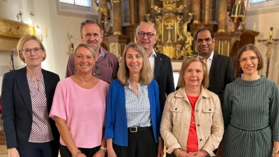 Die Mitglieder des neuen PGR der Pfarreiengemeinschaft Freihung - Großschönbrunn<br>von links: Karin Egelmeier, Tanja Macke, Richard Siegler, Andrea Fenk, Martin Stauber, Birgid Baldauf, Pfarrer Benny und Birgit Koppmann.<br>Nicht auf dem Bild sind: Stefan Wisneth, Heinrich Schwirzer und Sebastian Weiß (Bild: Karin Egelmeier)