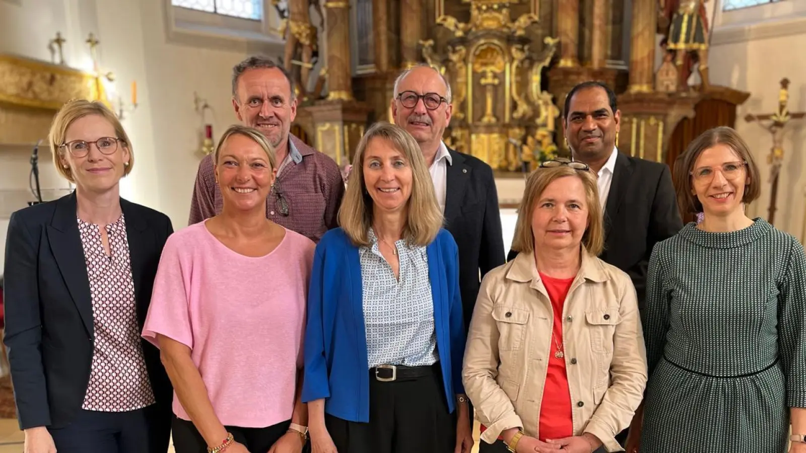 Die Mitglieder des neuen PGR der Pfarreiengemeinschaft Freihung - Großschönbrunn<br>von links: Karin Egelmeier, Tanja Macke, Richard Siegler, Andrea Fenk, Martin Stauber, Birgid Baldauf, Pfarrer Benny und Birgit Koppmann.<br>Nicht auf dem Bild sind: Stefan Wisneth, Heinrich Schwirzer und Sebastian Weiß (Bild: Karin Egelmeier)