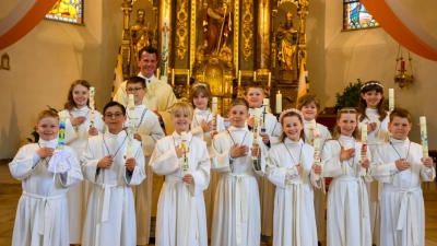 Die Erstkommunionkinder mit Pfarrer Thomas Kohlhepp. (Bild: Lukas Kraus)