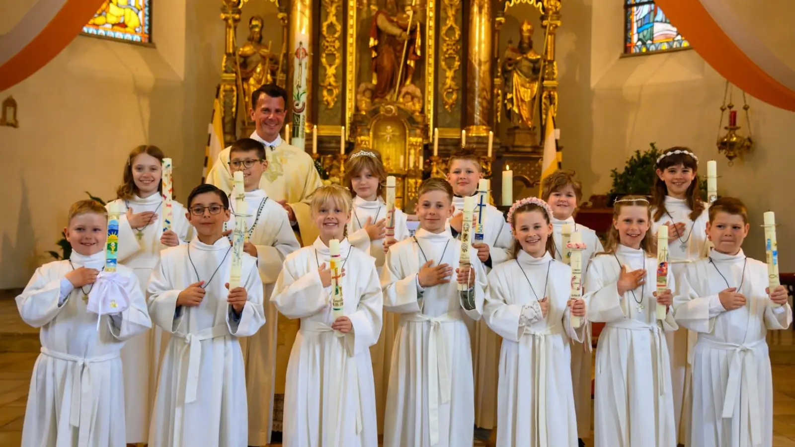 Die Erstkommunionkinder mit Pfarrer Thomas Kohlhepp. (Bild: Lukas Kraus)