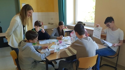 Frau Werner mit Schülern der 7. Klasse Wirtschaftsschule - Station 3 Joghurt (Bild: Sonja Messer)