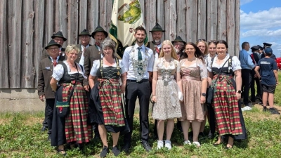 Burgschützen Trausnitz beim Gründungsfest der FFW Kleinschwand: 2. von li. Schützenliesel Claudia Bodensteiner, 3. von li. Schützenkönig Tobias Bodensteiner, 4. von li. Jugendkönigin Mia Horoszack, re. neben der Fahne Fahnenjunker und 1.Schützenmeister Ludwig Kraus, li. der Fahne Martin Schwander Fahnenjunker  (Bild: Angelika Stahl)