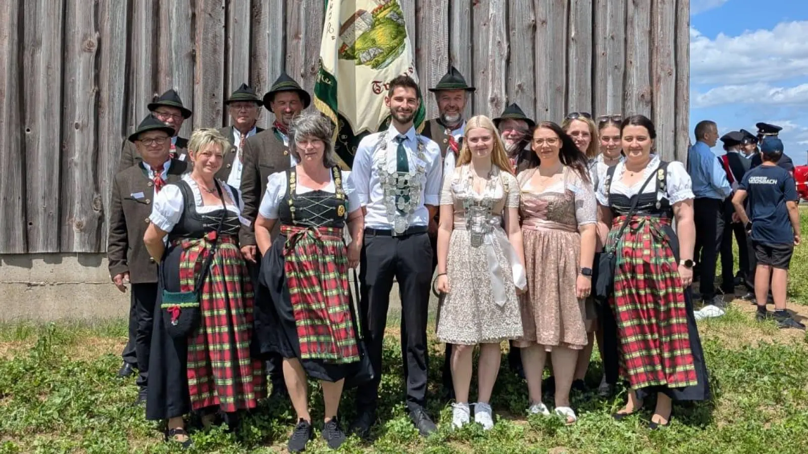 Burgschützen Trausnitz beim Gründungsfest der FFW Kleinschwand: 2. von li. Schützenliesel Claudia Bodensteiner, 3. von li. Schützenkönig Tobias Bodensteiner, 4. von li. Jugendkönigin Mia Horoszack, re. neben der Fahne Fahnenjunker und 1.Schützenmeister Ludwig Kraus, li. der Fahne Martin Schwander Fahnenjunker  (Bild: Angelika Stahl)