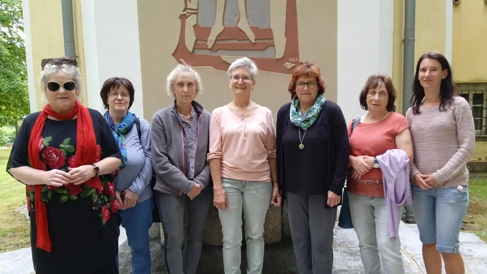 Führungskreis des Katholischen Frauenbundes Floß vor der Wallfahrtskirche „Zum Gegeißelten Heiland” in Bärnau  (Bild: Klaus Peter Walter)