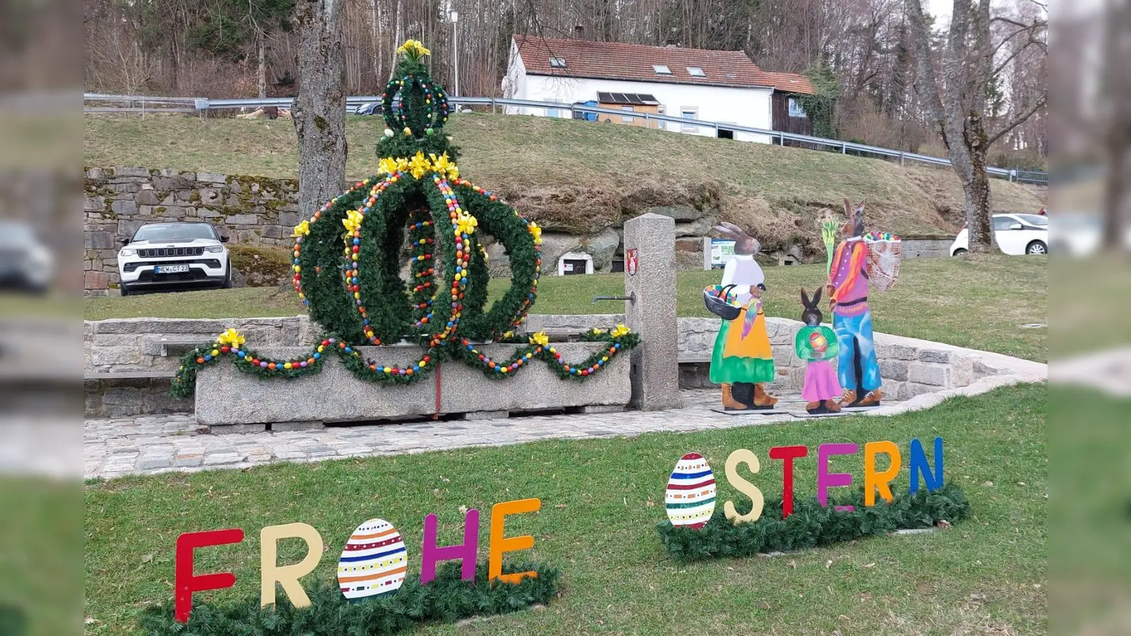 Mit viel Engagement und Gemeinschaftssinn verwandeln die Mitglieder der Frauen Union mit vielen Helfern den Brunnen Jahr für Jahr in ein farbenfrohes Osterkunstwerk. (Bild: Christina Rosner)