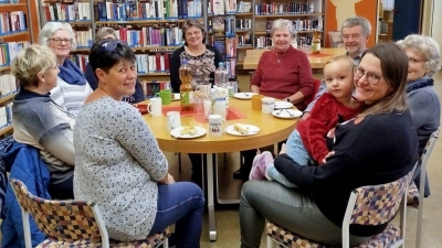 Gesellige Runde in der Stadtbücherei Pleystein (Bild: Regina Pschirrer)