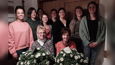 Die neu gewählte Vorstandschaft mit den verabschiedeten Vorstandschaftsmitgliedern Gisela Graf und Margit Mutzbauer (sitzend vorne von links). (Bild: Silvia Schmidt)