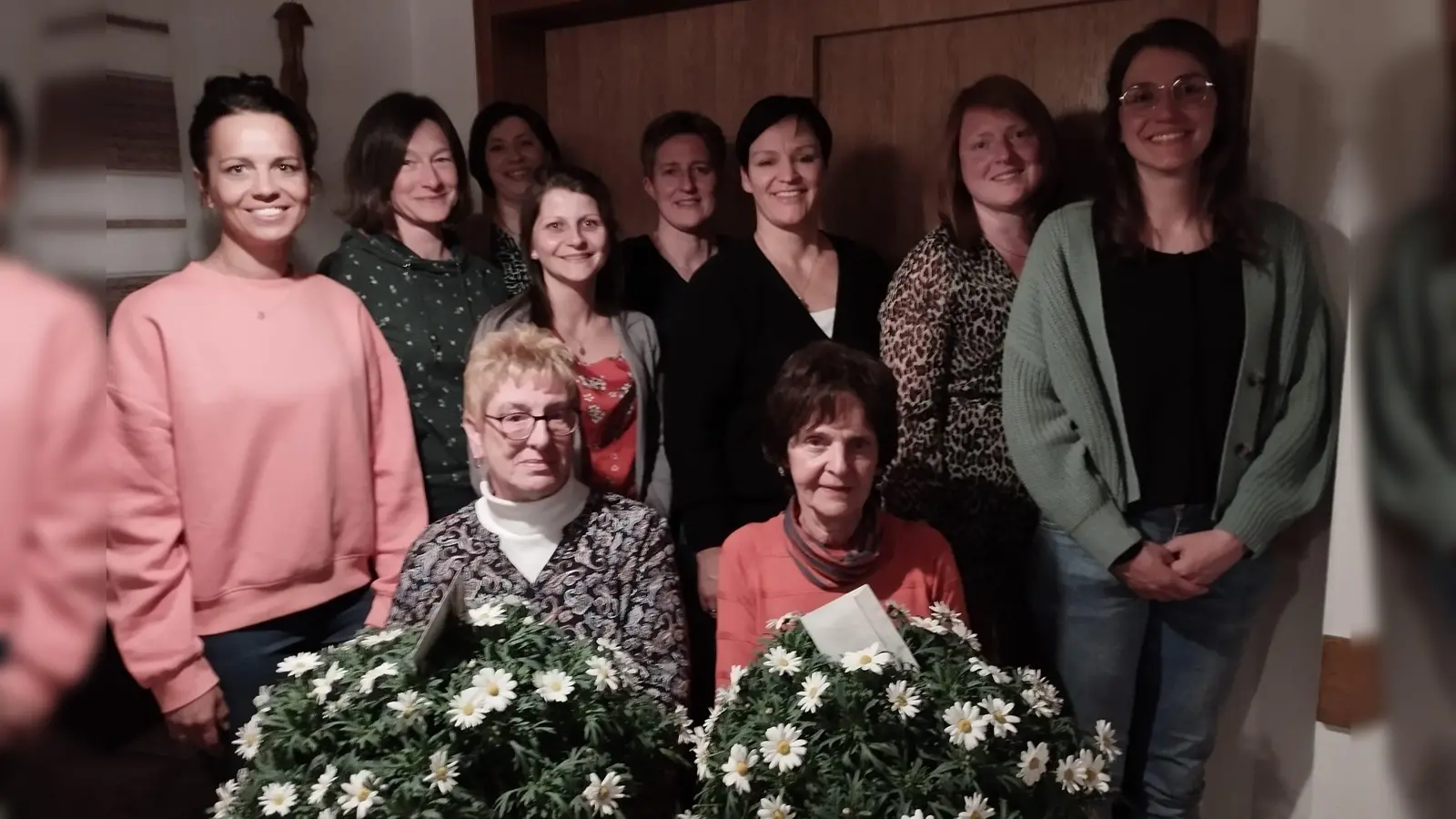 Die neu gewählte Vorstandschaft mit den verabschiedeten Vorstandschaftsmitgliedern Gisela Graf und Margit Mutzbauer (sitzend vorne von links). (Bild: Silvia Schmidt)