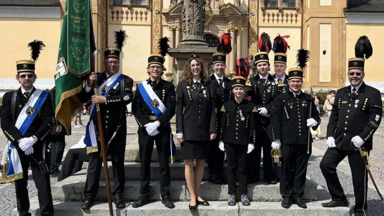 Die Sulzbach-Rosenberger Kameradinnen und Kameraden vor dem Kloster Svatá Hora in Pribram (Bild: Armin Kraus)