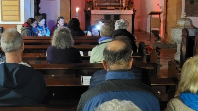 Der Kirchenraum wurde für die Taizé - Friedens -Andacht in stimmungsvolles Licht getaucht. (Bild: Annette Punzmann)