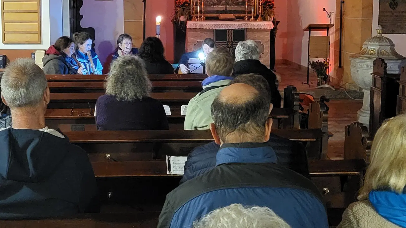 Der Kirchenraum wurde für die Taizé - Friedens -Andacht in stimmungsvolles Licht getaucht. (Bild: Annette Punzmann)