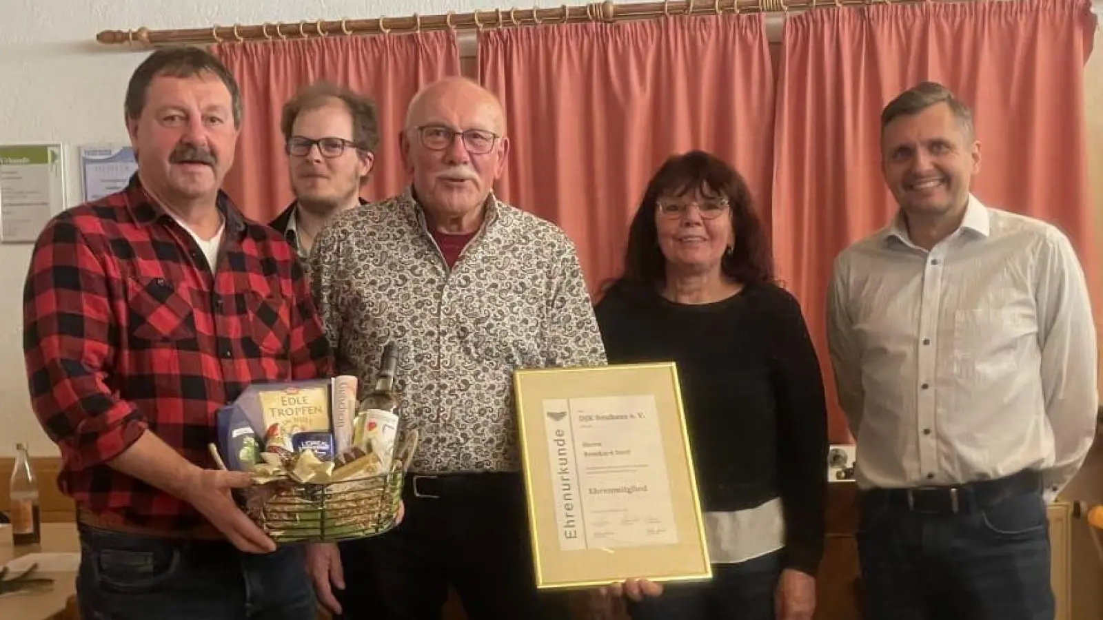 Ehrenmitglied Reinhard Sertl mit der Vorstandschaft der DJK Neuhaus  (Bild: Daniela Sauer l)