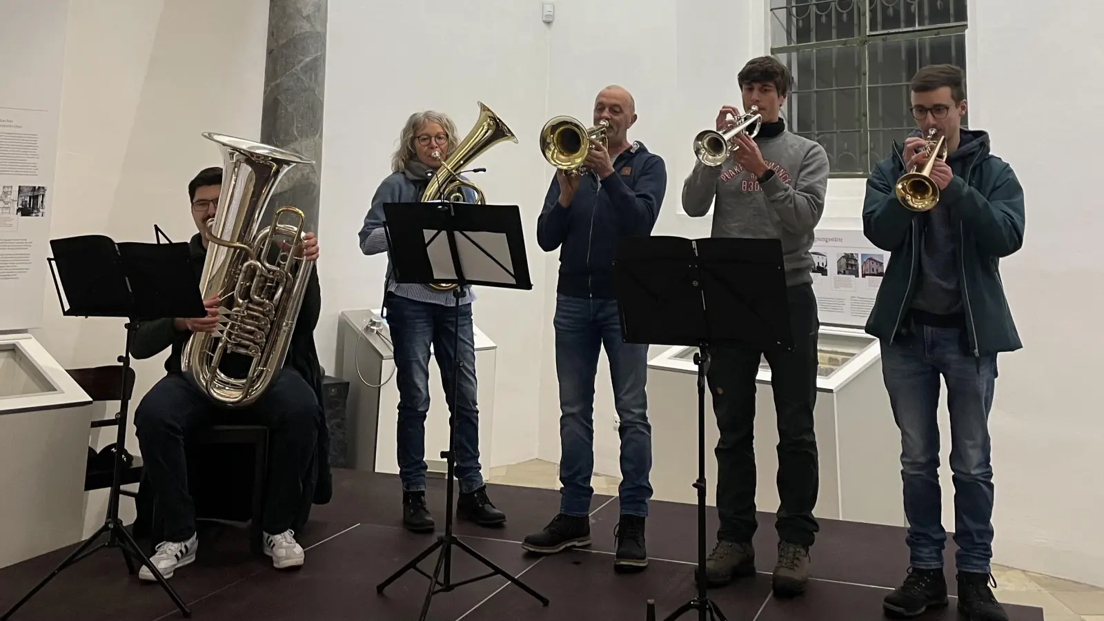 Die Bläsergruppe sorgte für festliche Stimmung in der ehemaligen Synagoge (Bild: Lena Stauber)