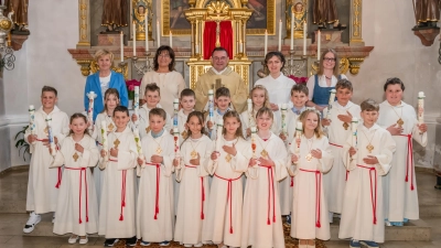 Gruppenbild der 17 Erstkommunionkinder mit Stadtpfarrer Konrad Amschl, Pastoralreferentin Maria Wagner, Praktikantin Verena Völkl und den Lehrkräften Birgit Zant und Marianne Schmid (Bild: ws-fotografie)