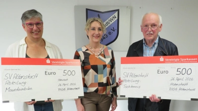 Jeweils eine Spende von 500 Euro erhielten Daniela Joachimstaler (Mountainbike/links)) und Manfred Sand (Tischtennis/rechts) von der Vorsitzenden der Reha-Vitalsportgruppe Diana Bayer (Mitte). (Bild: Johann Adam)