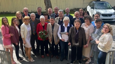 Jubilare, Vorstandschaft und Ehrengäste. (Bild: Oleksandra Khibovska)