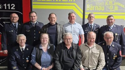 Im Bild, stehend von links: 1. Vorstand Gerald Freundl, 2. Vorstand Julian Freundl, Siegfried Schwägerl (25 Jahre), Georg Ziegler (40 Jahre), KBM Helmut Czepa, 1. Kommandant Michael Zintl. Sitzend von links: Ehrenmitglied Josef Rösch, Marion Rösch (25 Jahre), Karl-Heinz Röckl (25 Jahre), Josef Dill (40 Jahre), Ehrenmitglied Otto Hültner. (Bild: Christian Gleißner)