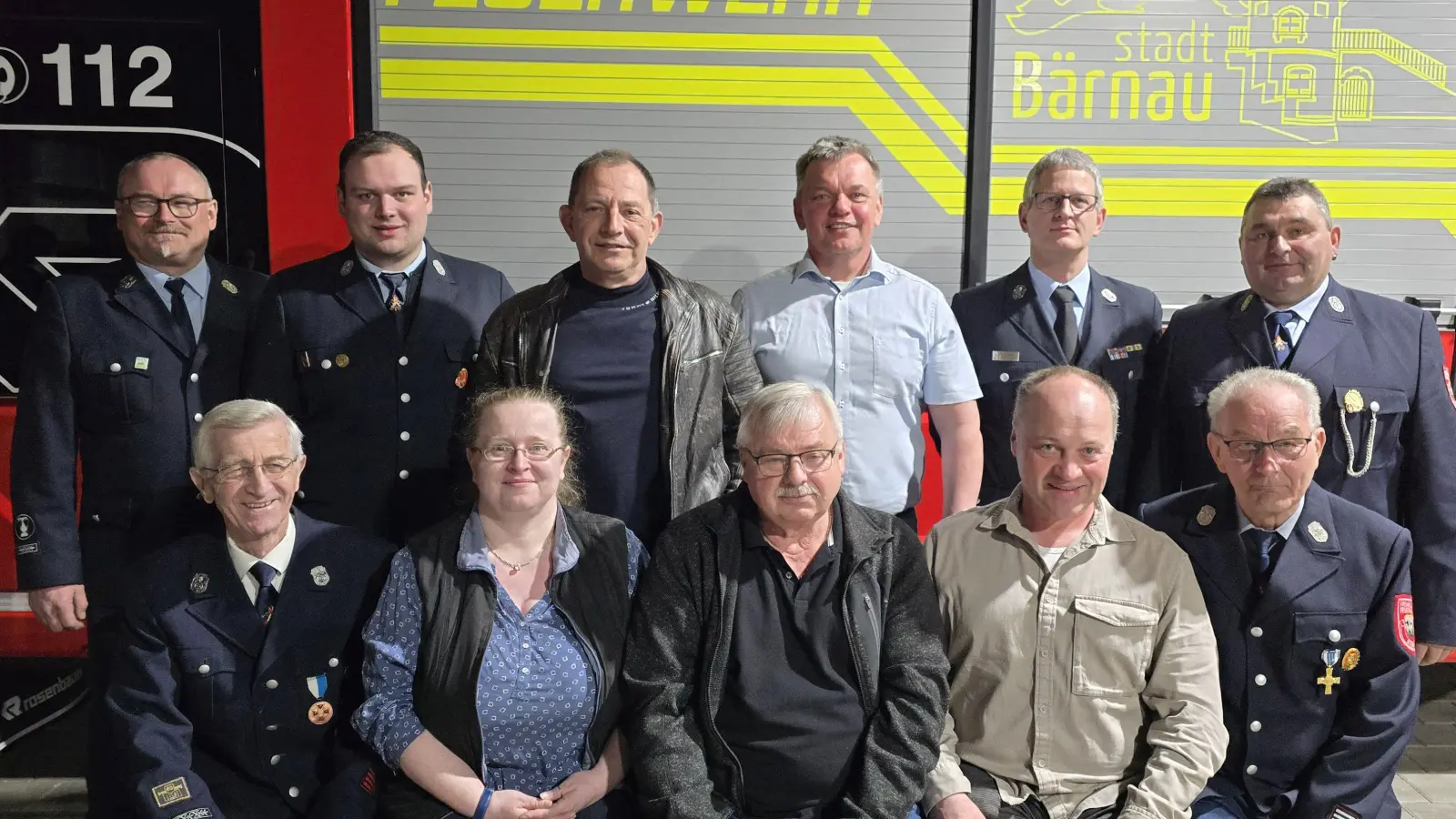 Im Bild, stehend von links: 1. Vorstand Gerald Freundl, 2. Vorstand Julian Freundl, Siegfried Schwägerl (25 Jahre), Georg Ziegler (40 Jahre), KBM Helmut Czepa, 1. Kommandant Michael Zintl. Sitzend von links: Ehrenmitglied Josef Rösch, Marion Rösch (25 Jahre), Karl-Heinz Röckl (25 Jahre), Josef Dill (40 Jahre), Ehrenmitglied Otto Hültner. (Bild: Christian Gleißner)