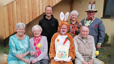 Besonders freuten sich die zwei ältesten Teilnehmer über ein buntes Osterei vom Osterhasen. (Vorne Reihe von links) Seniorentreff-Leiterin Elisabeth Schaller, Elfriede Späth, Osterhase Alfons Wanninger, Josef Späth, (dahinter von links) Stadtpfarrer Dekan Thomas Helm, stv. Leiterin Hildegard Choynowski und Hase Lampe Kolpingvorsitzender Michael Koller (Bild: Angelika Veit )