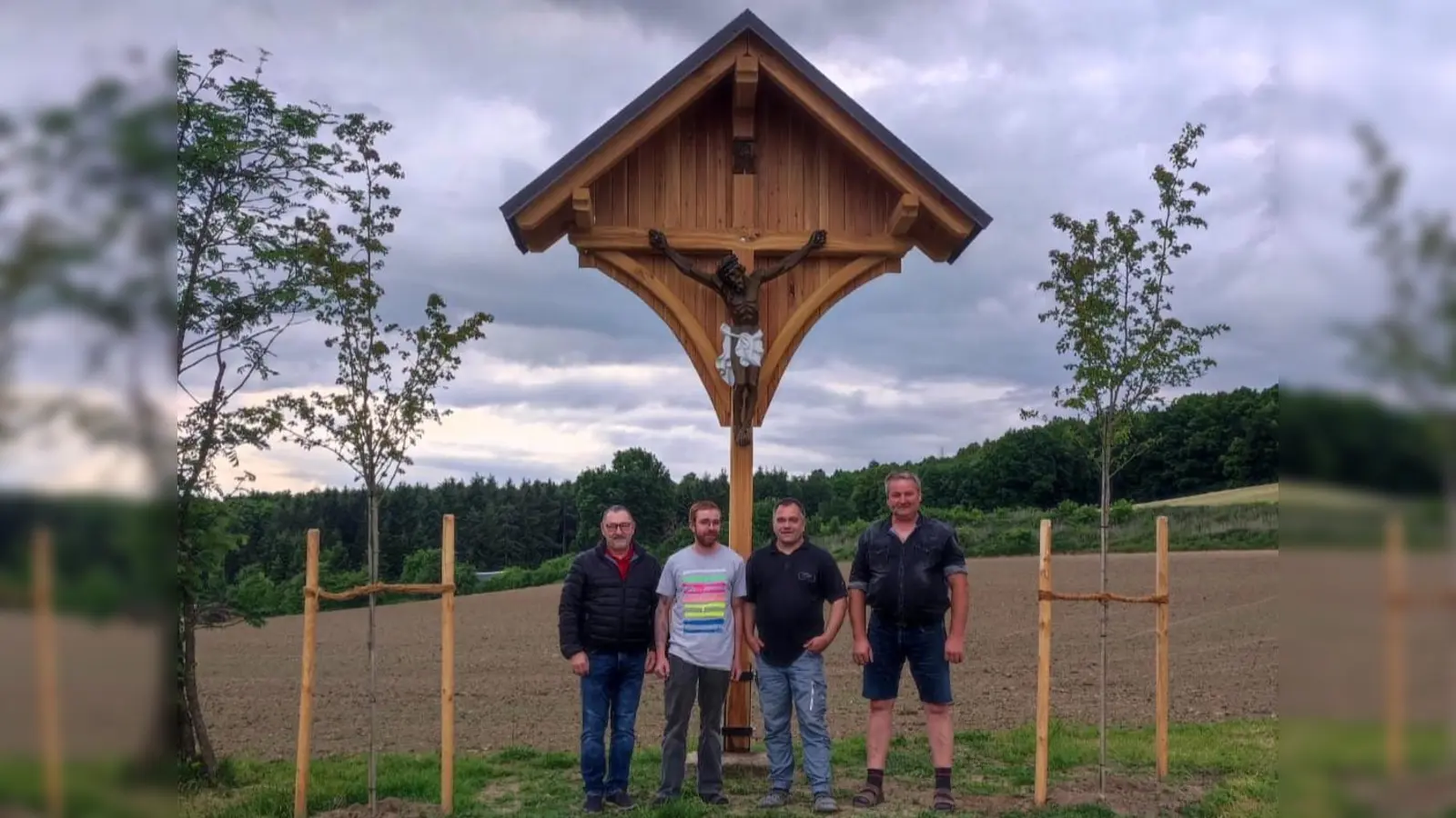 Sie fertigten das Flurkreuz neu. Anton Schanderl, Fabian Hofmann, Ingo Breu und Stephan Kreisel (von links). (Bild: Anna-Lena Dittrich)