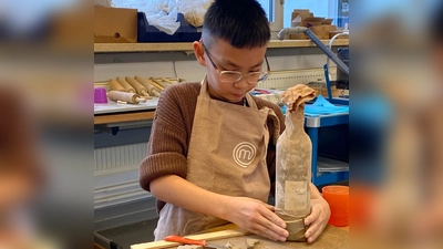 Der Schüler Leo Nguyen beim kreativen Arbeiten (Bild: Sabine Rösch)