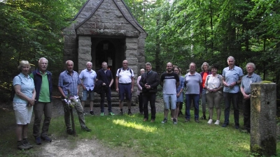 Die Wallfahrer der diesjährigen Stadtwallfahrt trafen sich am Dreifaltigkeitssonntag an der hl. Staude zum Abmarsch nach Muglhof. (Bild: Robert Ronke)