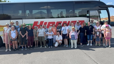 Reisegruppe der Trachtler mit Hipfner Reisebus im Hintergrund.  (Bild: Markus Gais)