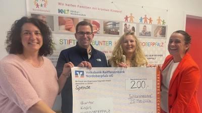 Marina Luttels vom Bunten Kreis Nordoberpfalz freut sich über eine Spende der CSU Schlammersdorf, die Christian Schmid, Cornelia Kausler und Tanja Renner (von links) überreichten. (Bild: Friedrich Peterhans)