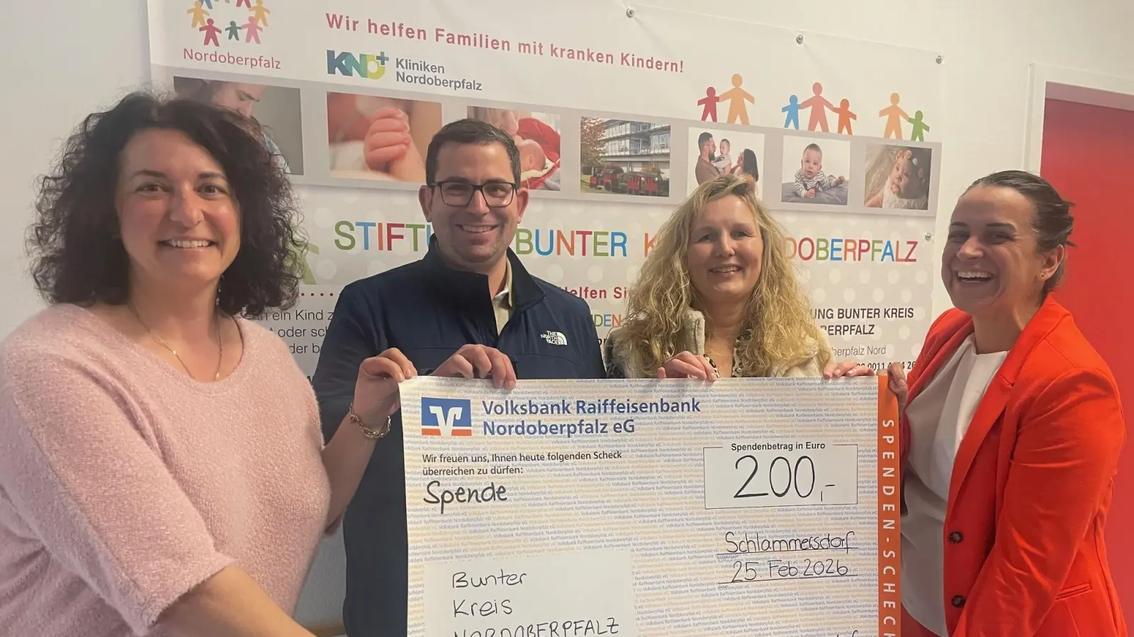 Marina Luttels vom Bunten Kreis Nordoberpfalz freut sich über eine Spende der CSU Schlammersdorf, die Christian Schmid, Cornelia Kausler und Tanja Renner (von links) überreichten. (Bild: Friedrich Peterhans)