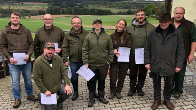 Sachkundelehrgang für die Fallenjagd. Personen auf dem Bild v.l.n.r.:<br>Martin Strigl, Ewald Deinl, Stefan Schalt, Thomas Freihart, Sophie Meier, Marina Meier, Christian Meier, Michael Ring, Ausbilder Martin Götz. (Bild: Hermann Ach)