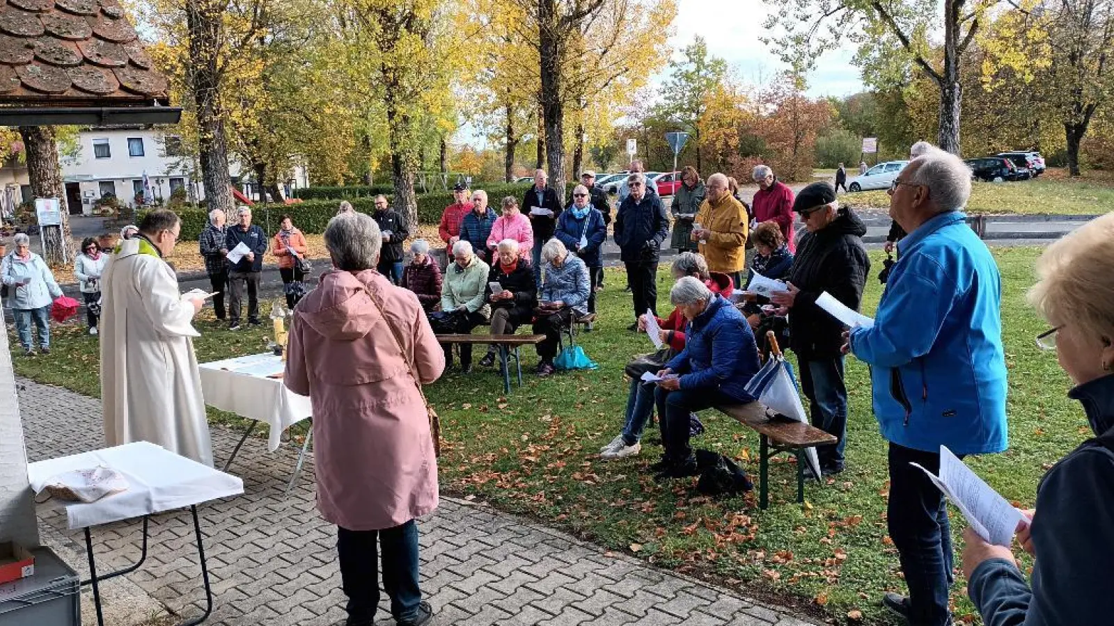 Seit über 40 Jahren findet der Erntedankgottesdienst der Siedlergemeinschaft Feuerhof vor der St. Barbara Kapelle statt. Stadtpfarrer Herbert Mader und die Gläubigen dankte für die Gaben der Erde. (Bild: Anton Fenk)