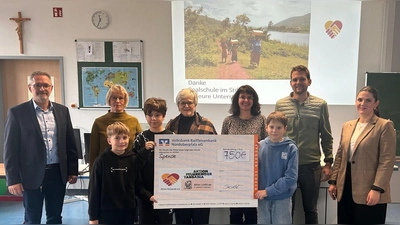 Schulleiter Stephan Drexler, Monika Seidel von der Aktion Solidarität e.V., Dr. Annemarie Schraml von der Aktion Feuerkinder Tansania, Maria Kraus (Fachschaftsleiterin Religion), Fabian Polster von der Aktion Lichtblicke, Annette Schwan (Elternbeiratsvorsitzende), Klassensprecher der 5. Klassen (Bild: Rainer Löw)